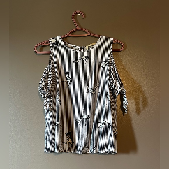 Black and White Cut out Shoulder Stripes and Bird Patterned T-Shirt - Picture 1 of 6